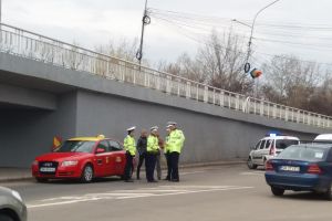 FOTO. Accident. Pieton luat pe capotă de un taxi