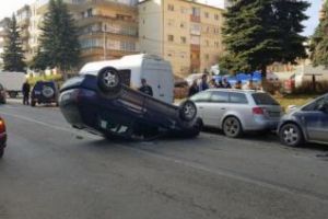 Accident impresionant la Dej. Un şofer beat la volan a reuşit să se răstoarne cu maşina în mijlocul străzii FOTO