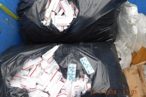 Peste 1.300 de cutii cu medicamente, inclusiv halucinogene, găsite într-un buncăr de gunoi, ...