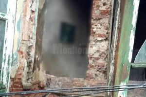 O femeie a rămas blocată în locuinţă, după ce un perete şi acoperişul casei s-au prăbuşit