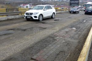 Podul de pe centura Şcheia-Iţcani a devenit coşmarul şoferilor care tranzitează zona