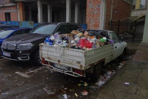 Dacia Papuc transformată în ghenă de gunoi în parcarea de la Kaufland a fost ridicată