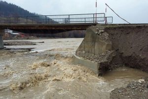 Pod protejat de viitură cu blocuri de piatră, la Doroteia