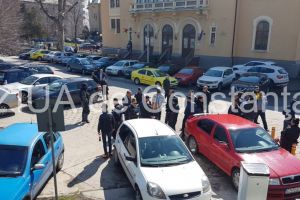 Agitatie la Palatul de Justitie din Constanta. Suspecti de camatarie sunt prezentati cu propunere de arestare. Masuri de securitate au fost luate (galerie foto-video)