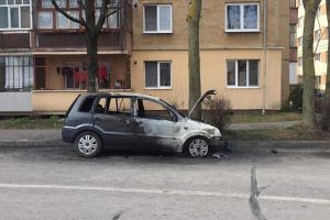 FOTO/ ȘTIREA TA: Maşină incendiată pe strada Brădişor din Alba Iulia. Zvonuri privind o posibilă răzbunare