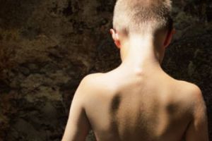 Un adolescent a VIOLAT un băiat de 11 ani în TOALETA unei grădiniţe. L-a supus unor ORORI greu de imaginat!