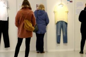 O expoziţie CONTROVERSATĂ cu hainele PURTATE de victimele violenţelor SEXUALE. Foto în articol