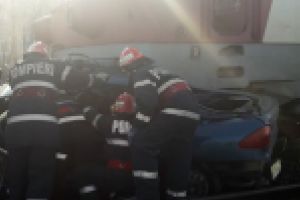 UPDATA:VIDEO / Accident sau sinucidere? / Un tren a facut zob o masina in care se afla un barbat si o femeie, la bariera de la Lacu Dulce
