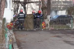 O bătrână în scaun cu rotile, aruncată de nepot de la etajul 10. Bunicul a fost găsit desfigurat în casă VIDEO