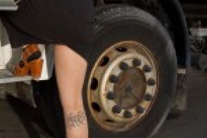 O tanara din comuna Viziru i-a propus unui sofer sa intretina cu ea un act sexual contra cost. Pentru ca acesta a refuzat, tanara i-a furat portofelul