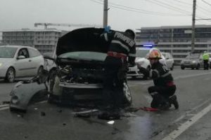  Accident grav la Podul IRA. O maşină a fost scoasă de pe carosabil FOTO