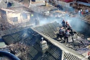 INCENDIU VIOLENT la CONSTANȚA. Mai multe CASE în PERICOL