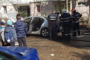 Bacău: Un autoturism BMW a luat foc pe strada Aviatorilor