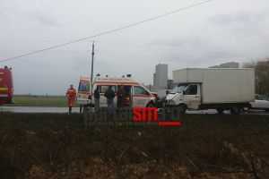 FOTO. Accident grav la intrarea în Botiz! Impact frontal între o ambulanţă şi o dubă