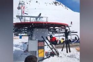 Un telescaun din Georgia a prins viteză foarte mare. Schiorii au sărit din mers - VIDEO