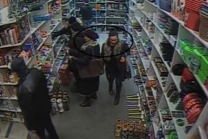 Bătrână prădată de două femei. I-au furat portofelul din coşul de cumpărături