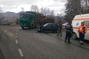 Accident frontal între un camion şi un autoturism la Bran