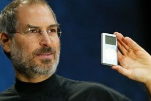 Steve Jobs face bani şi după moartea sa. O cerere de angajare, vândută cu o sumă record!