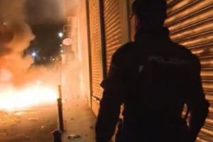 HAOS în Madrid! Zece poliţişti AU FOST RĂNIȚI în timpul unor LUPTE de STRADĂ. De la ce a PORNIT tot CONFLICTUL -VIDEO