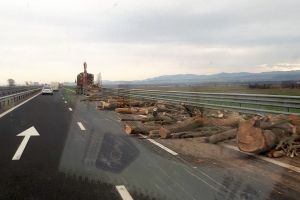 FOTO Lemne căzute dintr-un TIR pe autostrada Sibiu – Deva. S-au împrăştiat pe zeci de metri