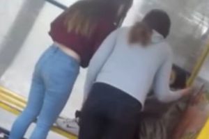 ADOLESCENTE REBELE! Bătaie CRUNTĂ într-o staţie de autobuz. Agresoarele au LOVIT şi s-au retras. A fost demarată o ANCHETĂ - VIDEO ȘOCANT
