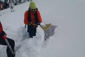 Se întoarce iarna pentru cel puţin două săptămâni. Avertizările Salvamont