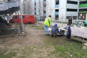 Bărbat omorât de o caşcarabetă, în timp ce făcea pipi pe gard