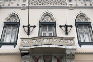 Cad bucati din fatada renovata a Vicariatului Sarbesc din Piata Unirii