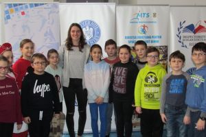 Campioana Huszar Ingrid, în mijlocul elevilor de la Şcoala Gimnazială 