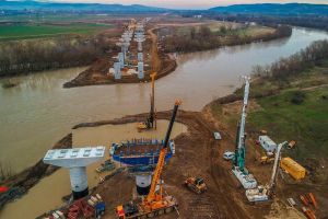 FOTO, VIDEO. Autostrada Sebeş-Turda, lotul I: Foreză inundată de râul Mureş, în zona viitorului pod de la Limba, după ce apele au crescut