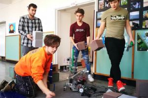 Profesoara din Tecuci care a renunţat la timpul liber pentru a-şi duce elevii la concursuri de robotică