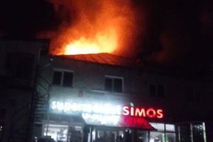 Un puternic incendiu a provocat pagube mari la complexul comercial din Broşteni