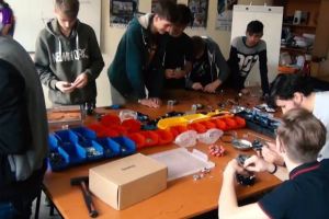 O echipă de elevi ai Colegiului „Petru Rareş” luptă în cea mai mare competiţie de robotică