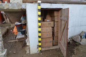 Un adevărat depozit de ţigări, descoperit în curtea unui sucevean