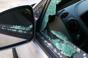 Reţinut şi lăsat sub control judiciar după ce a spart 3 maşini, un orădean a sărbătorit libertatea „şutind” o sticlă de whiskey!