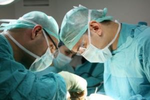 CAZUL INCREDIBIL al unui bărbat care a suferit un TRANSPLANT de PLĂMÂNI. Nu are unde să se TRATEZE