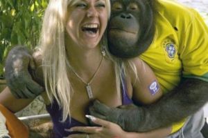 ATACUL MAIMUŢEI PERVERSE candidează la VIRALUL ANULUI. Biata turistă n-a avut nicio şansă. VIDEO+18