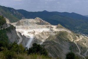 Accident de muncă mortal la cariera de calcar Bistriţa. Un bărbat a fost strivit de un utilaj