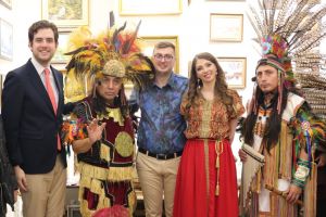 Seară peruană la Sara Good Art. Urmaşii incaşilor au cântat în Bacău