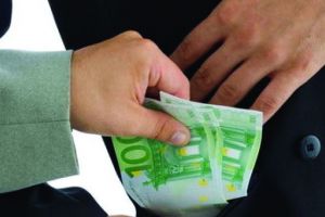 INCREDIBIL! Un poliţist vâlcean A REFUZAT MITA oferită de o persoană pentru restituirea permisului de conducere