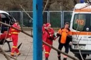 VIDEO / Un copil de doi ani si jumatate a cazut de la etajul doi / A fost transportat de urgenta cu elicopterul la Bucuresti