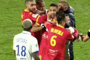 EVENIMENT RIDICOL. Doi coechipieri s-au luat la BĂTAIE în timpul unui meci. „Clubul se simte ÎNGROZIT şi RUȘINAT”. VIDEO