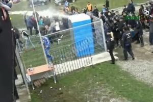 Fanii echipei Petrolul s-au bătut cu jandarmii la Aninoasa. S-au folosit gaze lacrimogene