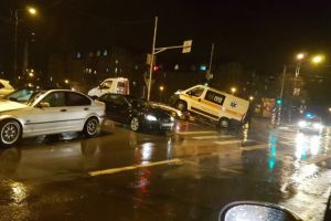 Două ambulanţe lovite de un BMW şi de un Audi, în Oradea. Una dintre ambulanţe transporta o pacientă aflată în comă (FOTO)