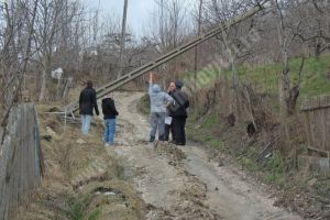 Familii evacuate în urma lor alunecări de teren, la Văleni Dâmboviţa. Un drum comunal a devenit impracticabil