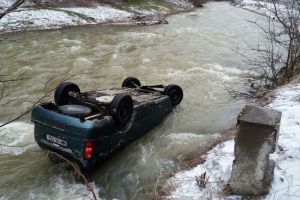 Maşină căzută în râul Sălăuţa, la Fiad (FOTO)