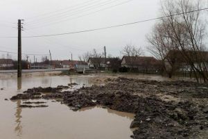 FOTO. Inundaţii la Tăşnad. Mai multe gospodării, sub ape