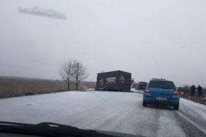 ULTIMĂ ORĂ-FOTO: Un autoturism şi o dubiţă s-au ciocnit la Mărăşeşti