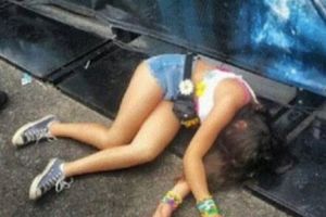 RUPTĂ DE BEATĂ în oraş. O vedetă a fost FILMATĂ în timp ce era LEŞINATĂ PE ASFALT, din cauza băuturii. Video