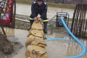Drumul Satu Mare-Cluj, inundat pe o bandă. Pompierii au înălţat un dig din 1000 de saci de nisip